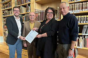 Gruppenfoto mit Hanaus Bürgermeister Dr. Maximilian Bieri, LWV-Präsident Friedel Kopp, LWV-Landesdirektorin Susanne Simmler, Prof. Martin Krämer, Akademieleiter der Brüder Grimm Berufsakademie (bgba) Hanau