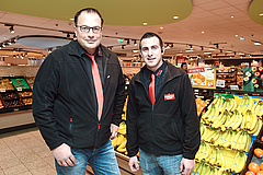 Dennis Steinbrecher (rechts) mit seinem Chef, REWE-Marktinhaber Sven Schäfer, an seinem Arbeitsplatz in dem Hofgeismarer Lebensmittelmarkt (Foto: Uwe Zucchi) Dennis Steinbrecher (rechts) mit seinem Chef, REWE-Marktinhaber Sven Schäfer, an seinem Arbeitsplatz in dem Hofgeismarer Lebensmittelmarkt (Foto: Uwe Zucchi)