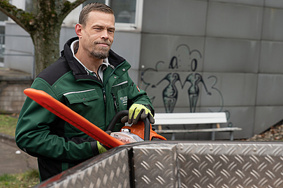 Hat den Motorsägenschein gemacht: Simon Schmidthöfer Simon Schmidthöfer mit der Motorsäge