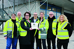 (v.l.): Inklusionsbeauftr. Nicole Wagenknecht, Uwe Kurz (Leiter Betr. Dienste OS), LWV-Landesdirekt. Susanne Simmler, Bereichsleiter Arne Kirchhoff, Arbeitsdirektorin Julia Kranenberg, Mathias Wurzenberger (Aufgabenl. Verfahren OS), Kerstin Kaspar (Inklus Gruppenfoto von der Übergabe