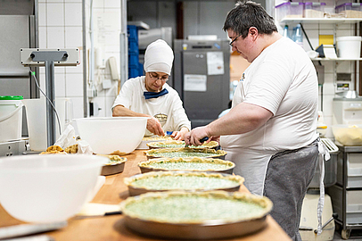 Handarbeit in Perfektion: Die Tartes sind alle gleich und fertig für den Ofen Die Tartes sind alle gleich und fertig für den Ofen