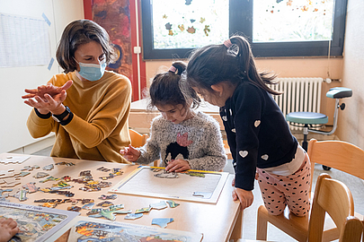 Die Frühförderin kommuniziert mit den Schwestern Maha und Nisa (4) in ihrer Familiensprache: der Gebärdensprache. Sandra Breser, Maha und ihre vierjährige Schwester Nisa.