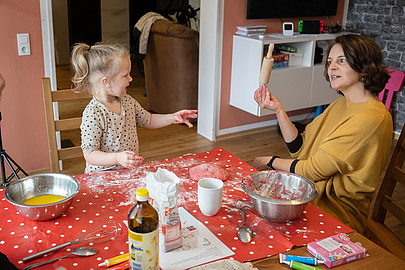 Sandra Breser spricht und gebärdet mit Dominica Tuckermann. Sandra Breser spricht und gebärdet mit Dominica Tuckermann