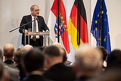 Prof. Dr. Emile Schrijver, Generaldirektor des Jüdischen Kulturviertels in Amsterdam und verantwortlich für das dortige Holocaust-Museum, hielt die Gedenkrede zum 27. Januar im Hessischen Landtag. (Foto: Hessischer Landtag) Prof. Dr. Emile Schrijver am Rednerpult vor vollbesetzten Stuhlreihen. Er hält die Gedenkrede.