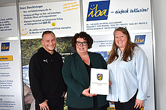 Bescheidübergabe (v.l.): Thomas Müller, Technische Leitung der iba gGmbH, LWV-Landesdirektorin Susanne Simmler und iba-Betriebsleiterin Sabine Schlag. Foto: iba gGmbH Bescheidübergabe (v.l.): Thomas Müller, Technische Leitung der iba gGmbH, LWV-Landesdirektorin Susanne Simmler und iba-Betriebsleiterin Sabine Schlag. Foto: iba gGmbH