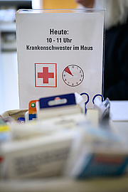 Schild mit Sprechstunde der Krankenschwester