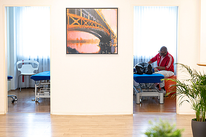 Elliot Youngs Arbeitsplatz in der Physiotherapiepraxis Wital in Wiesbaden Elliot Young an seinem Arbeitsplatz