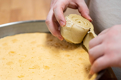 Mit Geschick und Fingerspitzengefühl: Teigrollen werden zu Tarte-Rändern Mit Geschick und Fingerspitzengefühl: Teigrollen werden zu Tarte-Rändern