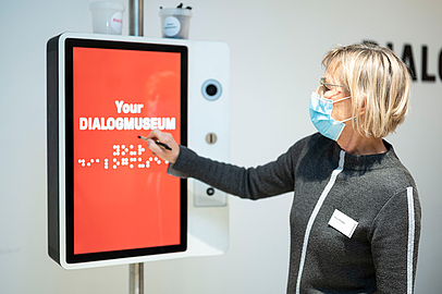 Geschäftsführerin Klara Kletzka am Touchscreen im Foyer Geschäftsführerin Klara Kletzka am Touchscreen im Foyer