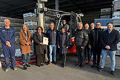 Übergabe des Förderbescheides für den neuen Elektro-Gabelstapler bei der Rinn Beton- und Naturstein GmbH & Co. KG im Werk Fernwald-Steinbach. (Foto: Rinn Beton) Gruppenfoto von der Bescheidübergabe