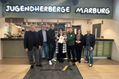 (v.l): Oberbürgermeister Dr. Thomas Spies, Dr. Klaus Becker und Knut Stolle (Vorstand DJH Hessen), LWV-Landesdirektorin Susanne Simmler, JH-Leiter Peter Schmidt, Staatssekretärin Manuela Strube, Landtagsabgeordneter Sebastian Sack. Foto: Alicia Wiemann Gruppenfoto von der Bescheidübergabe