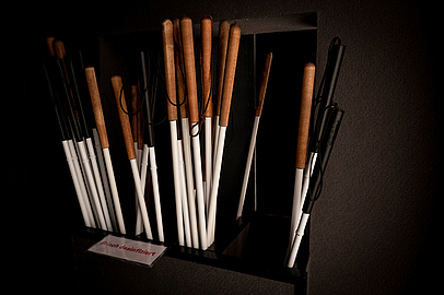 Blindenstöcke helfen den Besuchern, sich den Weg durch den Parocurs "Dialog im Dunkeln" zu erschließen. Bereitstehende Blindenstöcke