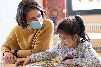 Sandra Breser und Maha puzzeln und trainieren dabei die Lautsprache. Sandra Breser und Maha beim Puzzeln