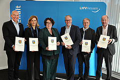 (v.l.): Dr. Georg Lunemann, Direktor des LWL; Ulrike Lubek, Direktorin des LVR; Susanne Simmler, Landesdirektorin des LWV; Thomas Schwarzenberger, Bezirkstagspräsident von Oberbayern; Henry Schramm, Bezirkstagspräsident von Oberfran Gruppenfoto mit den sechs Unterzeichnenden