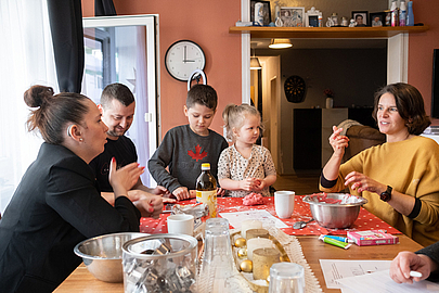 Knete mixen als Gesprächsanlass: Mutter und Vater Tuckermann, beide hör-behindert, gebärden mit Sandra Breser. Familie Tuckermann mit Sandra Breser