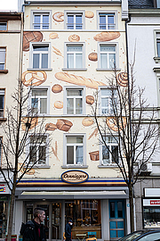 Gebäck und Brot auch von außen Brot und Gebäck zieren die Fassade