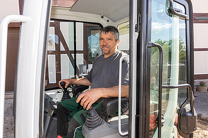 Chef Meik Fischer im Bagger – auch fürs Baggerfahren soll sein Mitarbeiter einen Lehrgang erhalten. Meik Fischer im Bagger