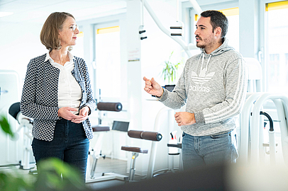 Orientierungsberatung: Susanne Tölzel von der EAA Wiesbaden mit Arbeitgeber Felix Schwieger Susanne Tölzel, EAA Wiesbaden, im Gespräch mit Arbeitgeber Felix Schwieger