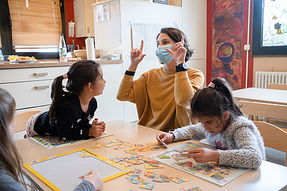 Sandra Breser beim Gebärden mit den Mädchen