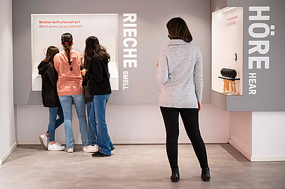 Bei den Besucherinnen und Besuchern beliebt: die Sinnestationen im Foyer. Sinnesstationen im Foyer