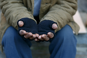 Zur Hilfe für Menschen, die auf der Straße leben und von Erfrierung bedroht sind, hat die Fachkonferenz Wohnungslosenhilfe einen Leitfaden entwickelt. (Foto: Fotolia)