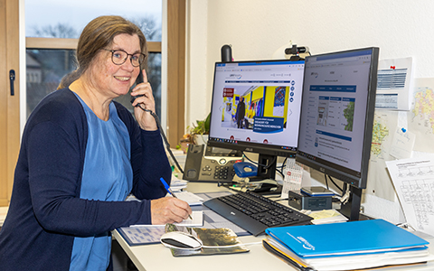 LWV-Mitarbeiterin Sabine Stenzel in ihrem Büro beim Telefonieren